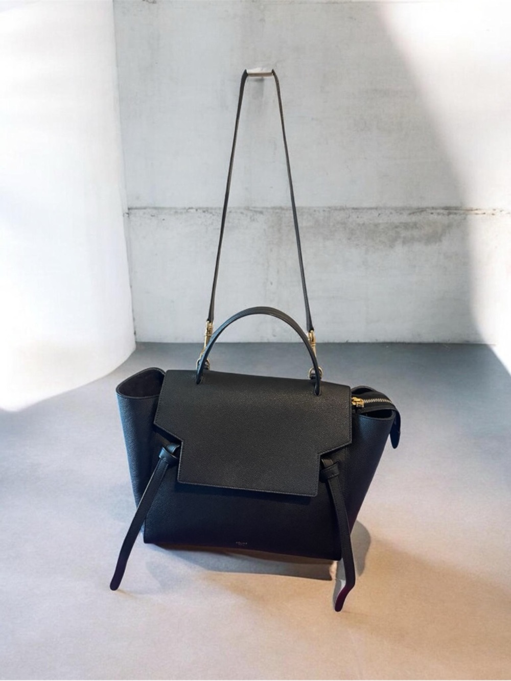 CÉLINE
CÉLINE Grained Calfskin Belt Bag Micro - Picture 3 of 16